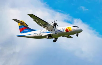 ATR 42 de Satena (matrícula HK-5114), aterrizando.