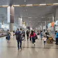 Llegada de viajeros internacionales al Aeropuerto El Dorado de Bogotá.