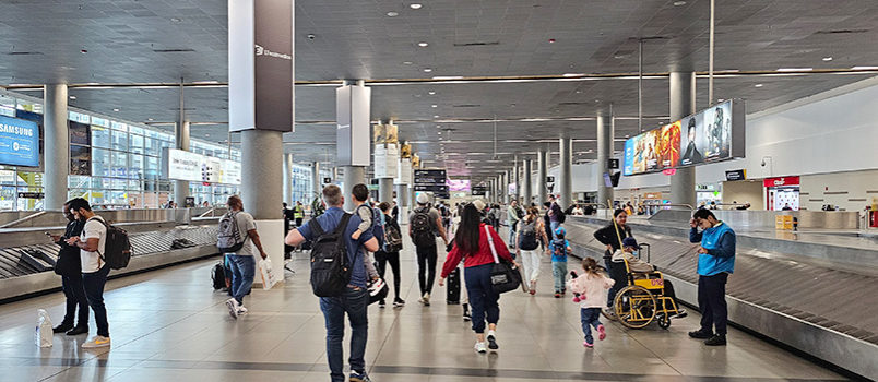 Llegada de viajeros internacionales al Aeropuerto El Dorado de Bogotá.