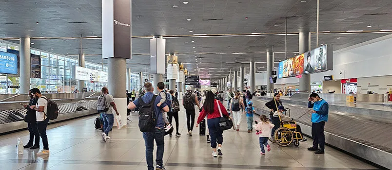 Llegada de viajeros internacionales al Aeropuerto El Dorado de Bogotá.