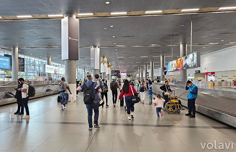 Llegada de viajeros internacionales al Aeropuerto El Dorado de Bogotá.