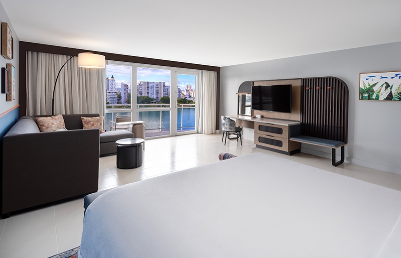 Habitación con sala de estar y vista a la laguna – Créditos: Discover Puerto Rico.