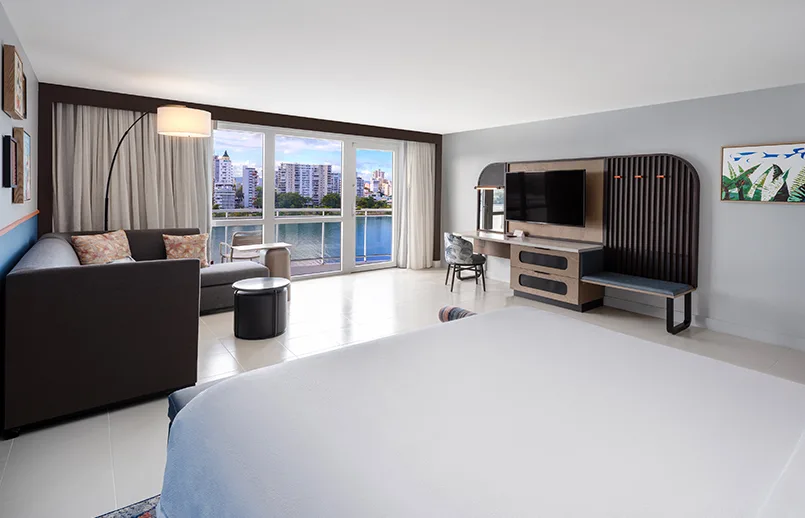 Habitación con sala de estar y vista a la laguna – Créditos: Discover Puerto Rico.