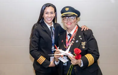 Maribel Porras se jubila de Avianca tras 45 años de carrera como piloto.