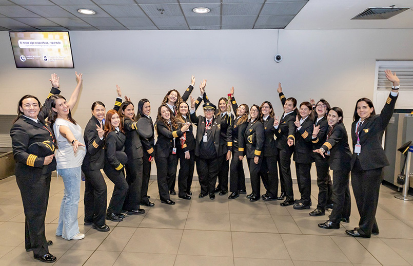 Mujeres piloto celebran con Maribel Porras la culminación de su carrera como piloto. Mujeres piloto celebran con Maribel Porras la culminación de su carrera como piloto.