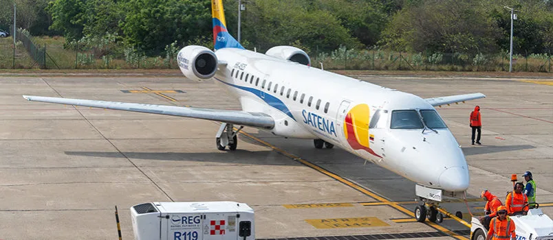 Satena aumenta pasajeros a Cali y la nombra destino del mes Embraer 145 de Satena en el Aeropuerto Ernesto Cortissoz de Barranquilla.
