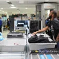 Paso por el control de seguridad de la TSA en el Aeropuerto Internacional de Miami.