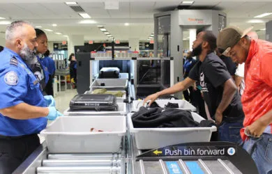 Paso por el control de seguridad de la TSA en el Aeropuerto Internacional de Miami.