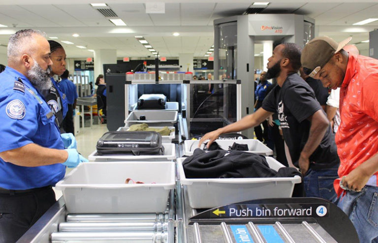 Paso por el control de seguridad de la TSA en el Aeropuerto Internacional de Miami.