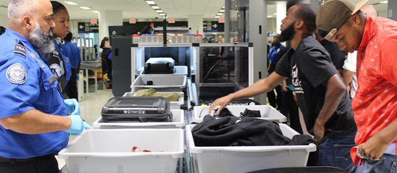 Paso por el control de seguridad de la TSA en el Aeropuerto Internacional de Miami.