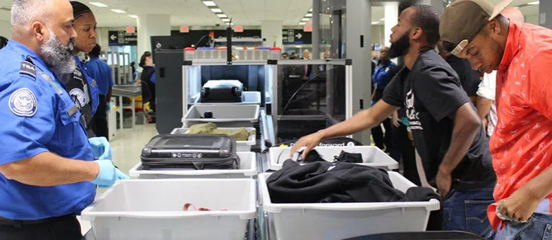 Eliminan política de quitarse los zapatos en aeropuertos de Estados Unidos Paso por el control de seguridad de la TSA en el Aeropuerto Internacional de Miami.