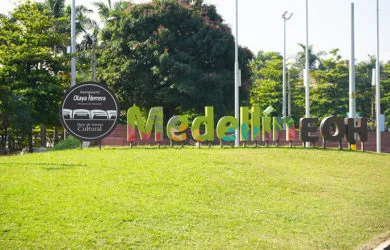 Rotonda del Aeropuerto Enrique Olaya Herrera de Medellín.