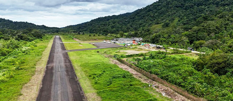 Vista aérea del Aeropuerto José Celestino Mutis de Bahía Solano, Chocó.