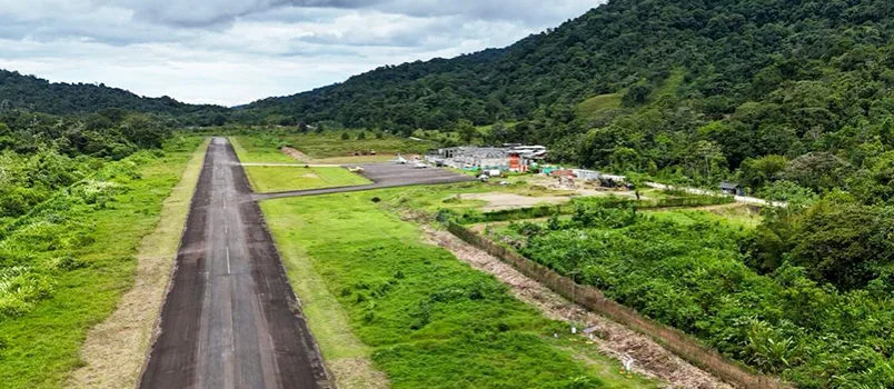 Vista aérea del Aeropuerto José Celestino Mutis de Bahía Solano, Chocó.