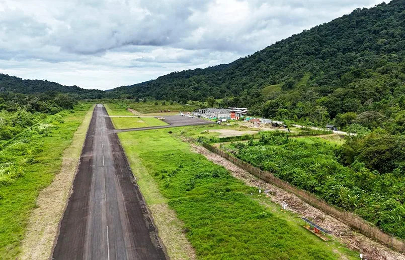 Vista aérea del Aeropuerto José Celestino Mutis de Bahía Solano, Chocó. Vista aérea del Aeropuerto José Celestino Mutis de Bahía Solano, Chocó.