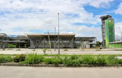 Vista exterior del Aeropuerto Internacional Alfredo Vásquez Cobo de Leticia, Amazonas.