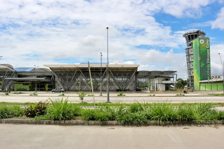 Vista exterior del Aeropuerto Internacional Alfredo Vásquez Cobo de Leticia, Amazonas.