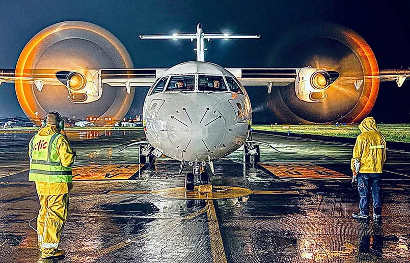 ATR 42-600 de Clic Air en operación nocturna.