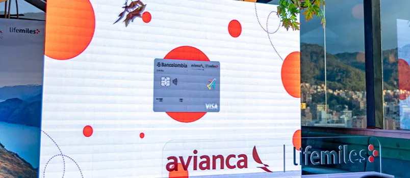 LifeMiles, Visa y Bancolombia renuevan beneficios de tarjeta Signature Presentación de la nueva tarjeta de crédito Visa LifeMiles Signature de Bancolombia.