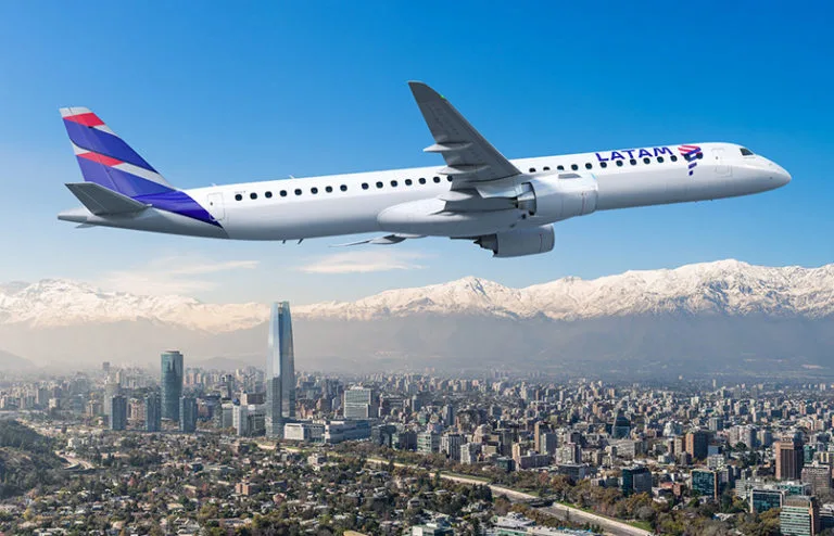 Render de un Embraer 190-E2 de LATAM Airlines en Santiago de Chile.