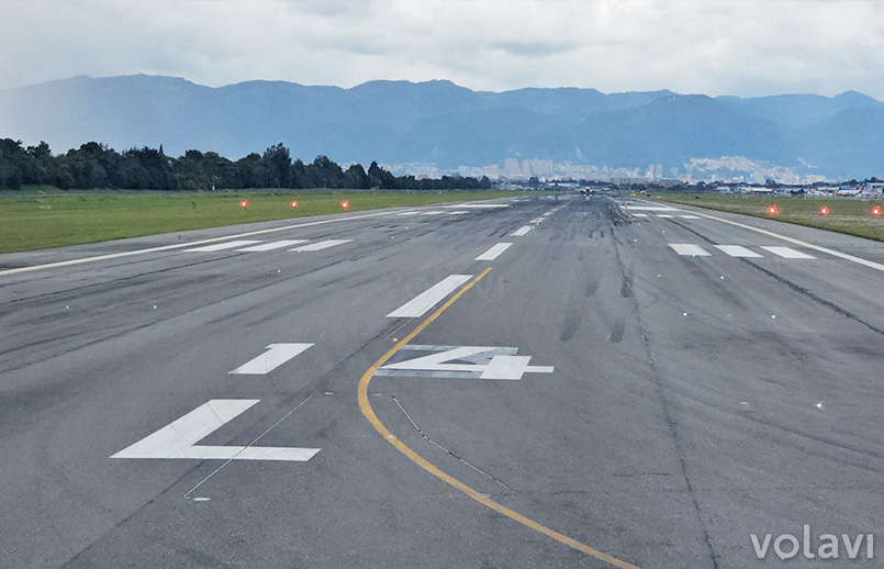 Pista 14L del Aeropuerto ElDorado de Bogotá. Pista 14L del Aeropuerto ElDorado de Bogotá.