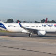 Airbus A320 de LATAM Airlines Colombia en rodaje en Bogotá.