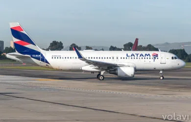 Airbus A320 de LATAM Airlines Colombia en rodaje en Bogotá.