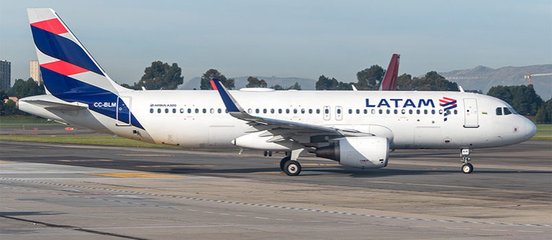 Airbus A320 de LATAM Airlines Colombia en rodaje en Bogotá.