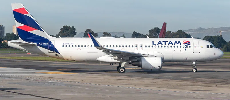 Airbus A320 de LATAM Airlines Colombia en rodaje en Bogotá.
