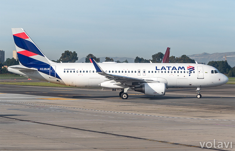 Airbus A320 de LATAM Airlines Colombia en rodaje en Bogotá. Airbus A320 de LATAM Airlines Colombia en rodaje en Bogotá.