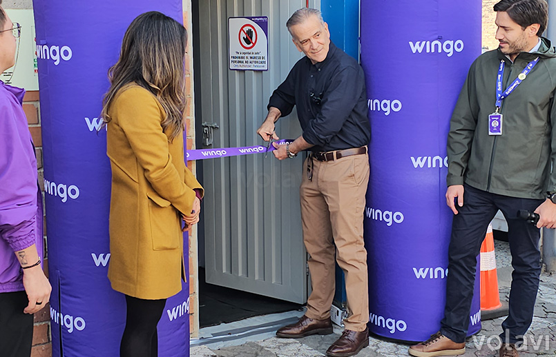 Eduardo Lombana, CEO de Wingo, hacer el corte de cinta como inaguración del nuevo sistema de entrenamiento.