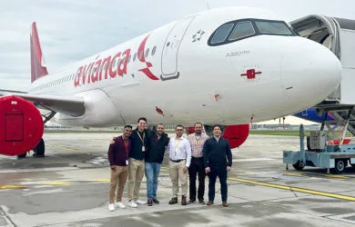 Equipo de Avianca recibe al nuevo Airbus A320neo con cabina Airspace (N906AV).