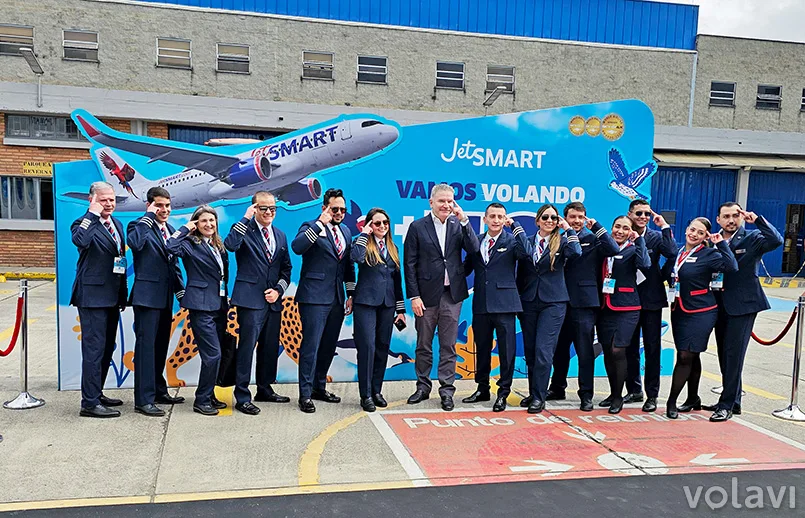 Estuardo Ortiz, CEO de JetSmart, celebra con tripulantes de la aerolínea en Colombia.