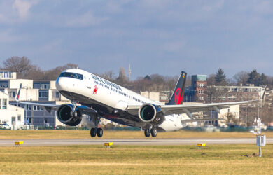 Primer Airbus A321XLR de Air Canada despegando.