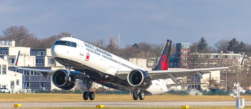 Primer Airbus A321XLR de Air Canada despegando.