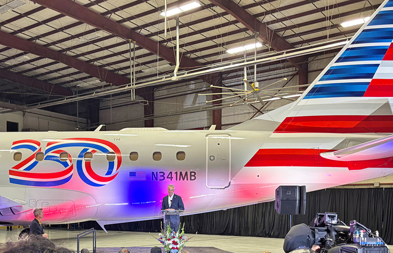 Robert Isom, CEO de American Airlines, presenta el Embraer 175 con esquema "America250" que opera el vuelo inaugural entre Miami y Caracas.