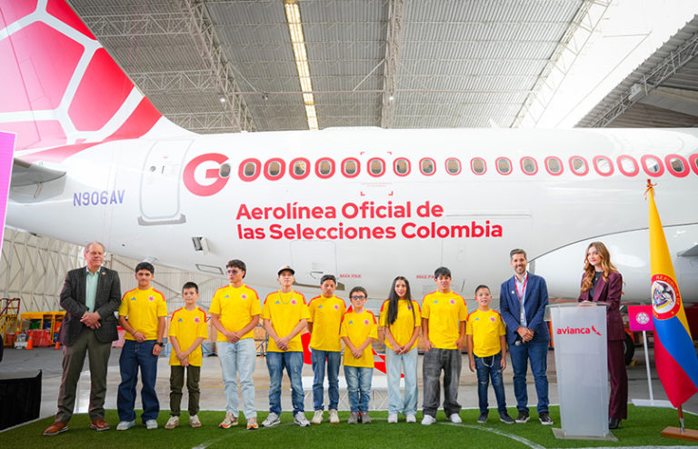 Airbus A320 de Avianca con esquema especial de pintura de la Selección Colombia de fútbol.