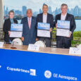 Stephanie Pope, CEO de Boeing; José Raúl Mulino, presidente de Panamá; Pedro Heilbron, presidente de Copa Airlines y H. Lawrence Culp, CEO de GE Aerospace, en la firma del acuerdo entre Copa Airlines y Boeing.