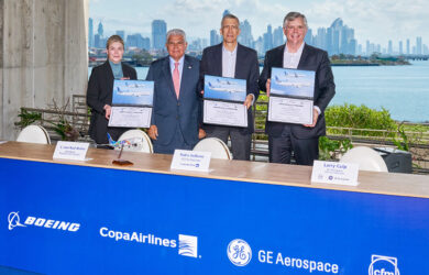 Stephanie Pope, CEO de Boeing; José Raúl Mulino, presidente de Panamá; Pedro Heilbron, presidente de Copa Airlines y H. Lawrence Culp, CEO de GE Aerospace, en la firma del acuerdo entre Copa Airlines y Boeing.