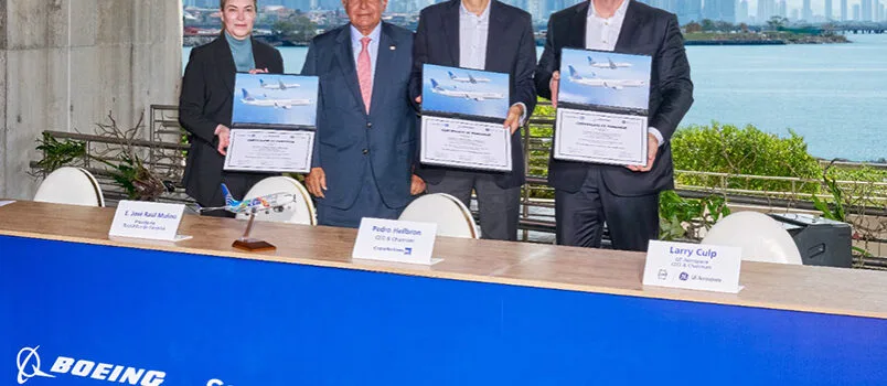 Stephanie Pope, CEO de Boeing; José Raúl Mulino, presidente de Panamá; Pedro Heilbron, presidente de Copa Airlines y H. Lawrence Culp, CEO de GE Aerospace, en la firma del acuerdo entre Copa Airlines y Boeing.