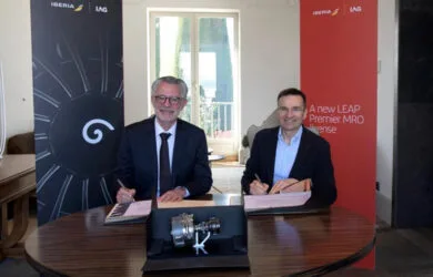 Gaël Méheust, presidente y CEO de CFM; junto a Marco Sansavini, CEO de Iberia en la firma del acuerdo.