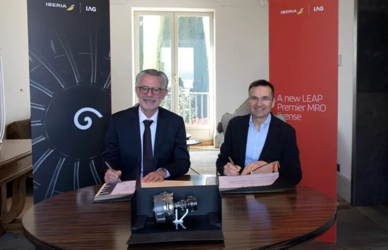 Gaël Méheust, presidente y CEO de CFM; junto a Marco Sansavini, CEO de Iberia en la firma del acuerdo.