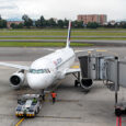 Airbus A320 de LATAM Airlines Colombia estacionado en puerta de embarque del Aeropuerto El Dorado de Bogotá.