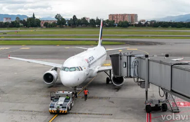 Airbus A320 de LATAM Airlines Colombia estacionado en puerta de embarque del Aeropuerto El Dorado de Bogotá.