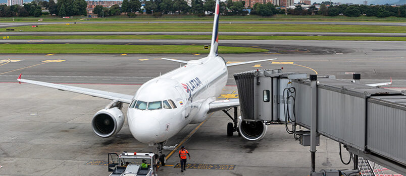 Airbus A320 de LATAM Airlines Colombia estacionado en puerta de embarque del Aeropuerto El Dorado de Bogotá.