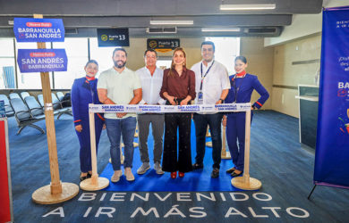 Erika Zarante, CEO de LATAM Airlines Colombia, hace el corte de cinta en la inauguración de la ruta Barranquilla - San Andrés.