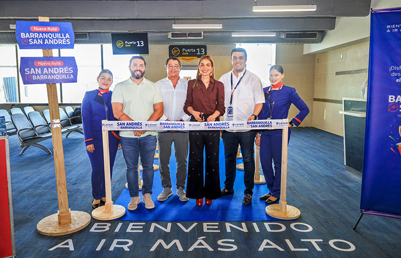 Erika Zarante, CEO de LATAM Airlines Colombia, hace el corte de cinta en la inauguración de la ruta Barranquilla - San Andrés.