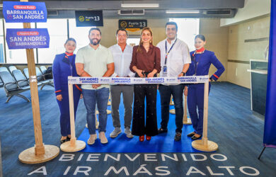 Erika Zarante, CEO de LATAM Airlines Colombia, hace el corte de cinta en la inauguración de la ruta Barranquilla - San Andrés.