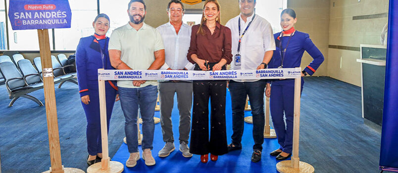 Erika Zarante, CEO de LATAM Airlines Colombia, hace el corte de cinta en la inauguración de la ruta Barranquilla - San Andrés.