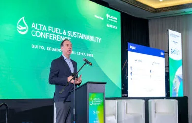 Peter Cerdá, CEO de ALTA, habla durante la conferencia de Combustible y Sostenibilidad 2026 en Quito.